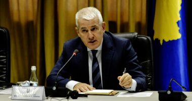 Ish-deputeti plagosi dy policë, reagon Sveçla: Policët duhet të jenë të paprekshëm dhe të papenguar