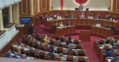 VIDEO/ “Çohu merr fjalën”, Basha ulet pas Alibeajt dhe i jep udhëzime në “përballjen” me Nikollën