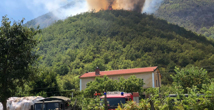 Banesat në Bërzanë mund të rrezikohen nga flakët, kërkohet ndërhyrje nga ajri