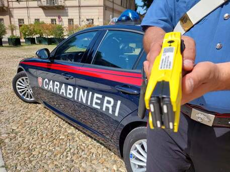 26-vjeçari shqiptar kërcënon me thikë nënën dhe motrën në Itali, karabinierët përdorin armë paralizuese. Tenton të arratiset