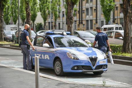 “Skifteri” rrëmben orët me vlerë 700 mijë euro në zemër të Milanos dhe zhduket me skuter
