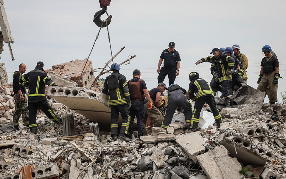 VIDEO/ Gjithçka shpërthen në flakë, momenti kur raketa ruse godet ndërtesat civile