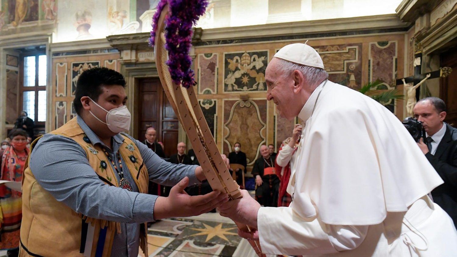 Papa Françesku u kërkon falje indigjenëve në Kanada për abuzimet nga Kisha: Indinjatë dhe turp
