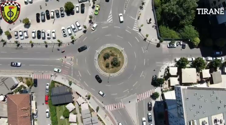 Droni i policisë mbi Tiranë, ndëshkohen shoferët që nuk respektojnë këmbësorët te vijat e bardha