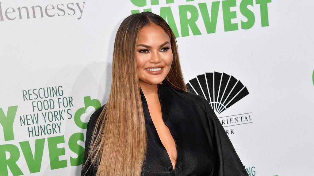 Chrissy Teigen po feston një vit pa pirë asnjë pikë alkool