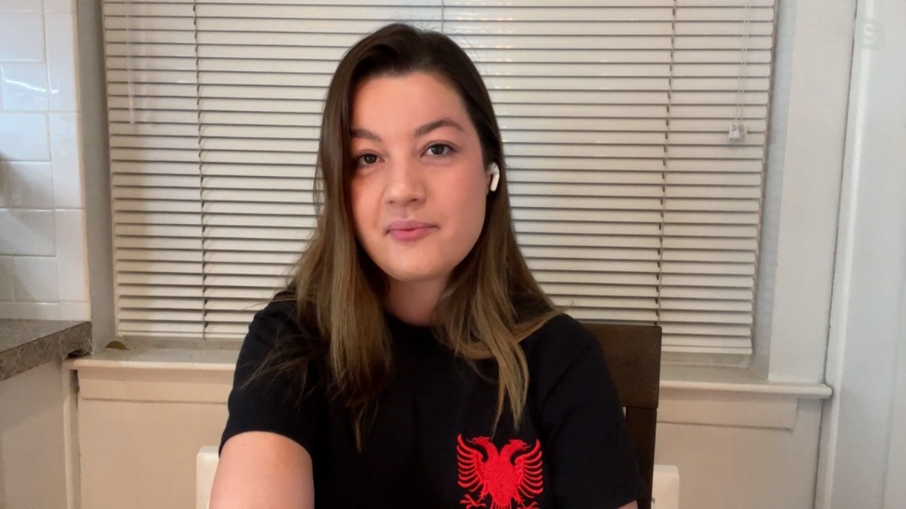 Bashkë me të dashurin amerikan qëndisin bluza me flamurin shqiptar, 27 vjeçarja virale në TikTok rrëfen jetën në SHBA