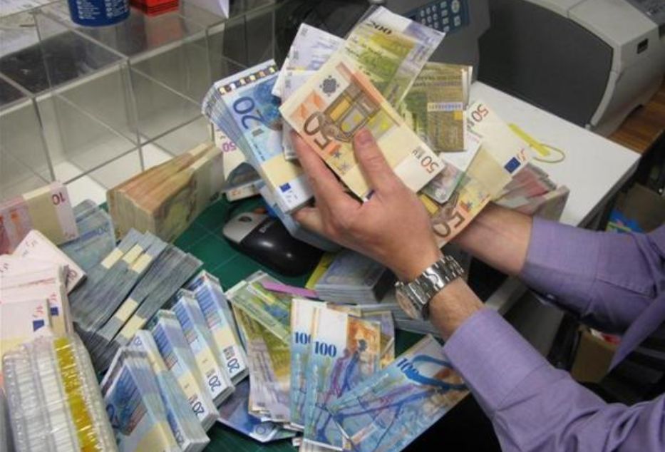 Euros nuk “i mbajnë këmbët”, bien edhe dollari me paundin: Si e mbyllën javën monedhat e forta në raport me lekun