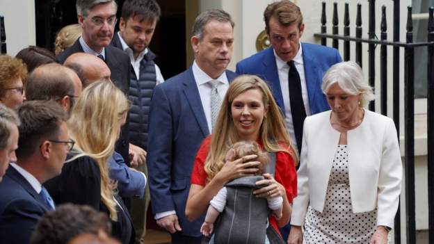 Me djalin në krah, gruaja e Boris Johnson ndoqi fjalimin e dorëheqjes
