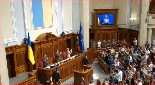Video/ Duartrokitje dhe emocione, momenti kur flamuri i BE vendoset në parlamentin e Ukrainës