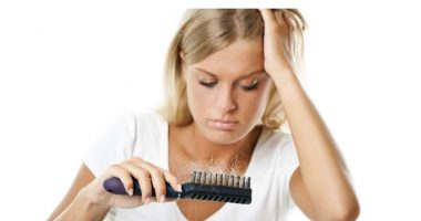 Flokët ju bien më shumë gjatë verës? Disa arsye pse ndodh kjo