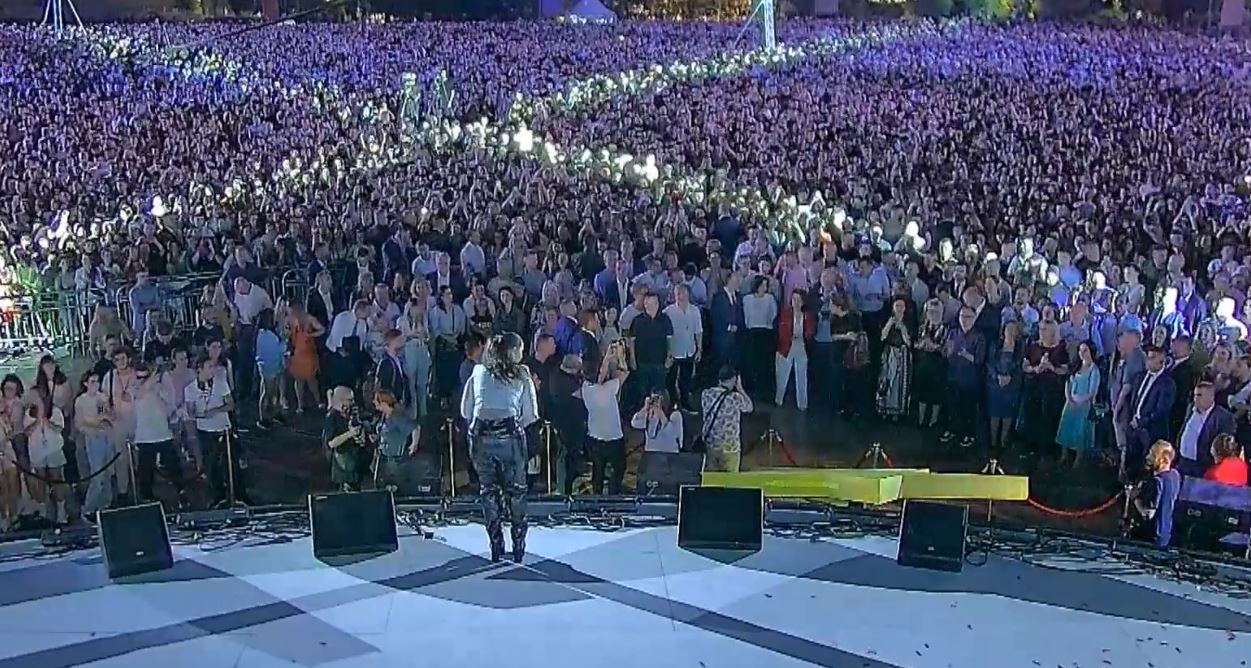 Fifi elektrizon qytetarët në sheshin “Skënderbej”: Këtë këngë e kam shkruar në momentin më të vështirë