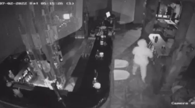 VIDEO/ Hajdutët vjedhin lokalin në zemër të Selanikut, ja si zhvatën 15 mijë euro për  3 minuta