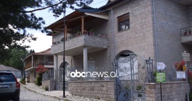 Ulet numri i vizitorëve në Voskopojë, turistët: Çmimet janë rritur, nuk i përballojmë dot