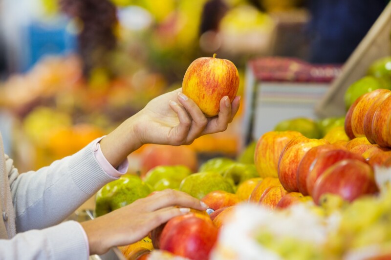 A e dini se sa e rrezikshme është kur provoni fruta në treg?