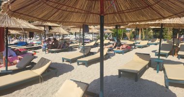 Jala “e shkretë” në mes të sezonit, gazetari nxjerr fotot: Shezlongët bosh edhe pse kushtojnë vetëm 700 lekë