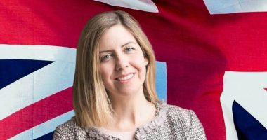 VIDEO/ Ministrja britanike fyen protestuesit, u tregon gishtin e mesit