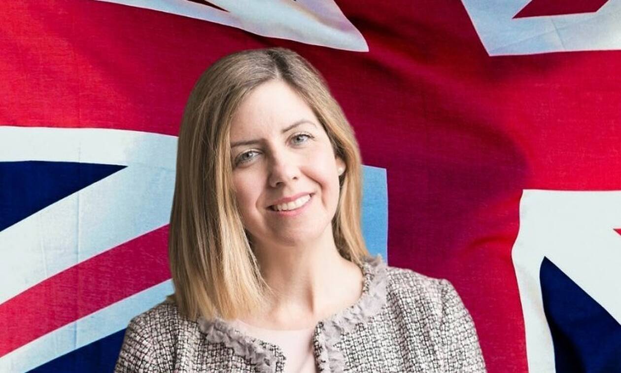 VIDEO/ Ministrja britanike fyen protestuesit, u tregon gishtin e mesit