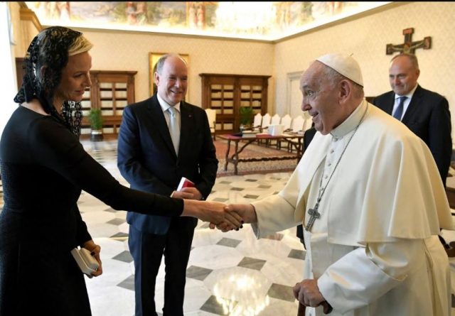 Princesha e Monakos bën gafën e rëndë në Vatikan, thyen rregullat gjatë takimit me Papën