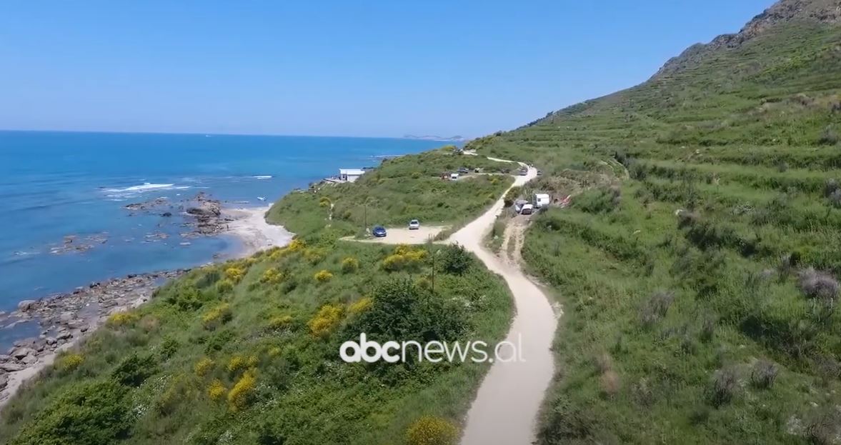 Plazhi i Kallmit, një nga resurset më të mira të Durrësit, por me rrugë të shkatërruar