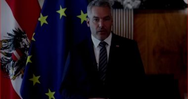 Mesazhi i kancelarit austriak për qytetarët në sheshin “Skënderbej”: Europa nuk është e plotë pa Shqipërinë