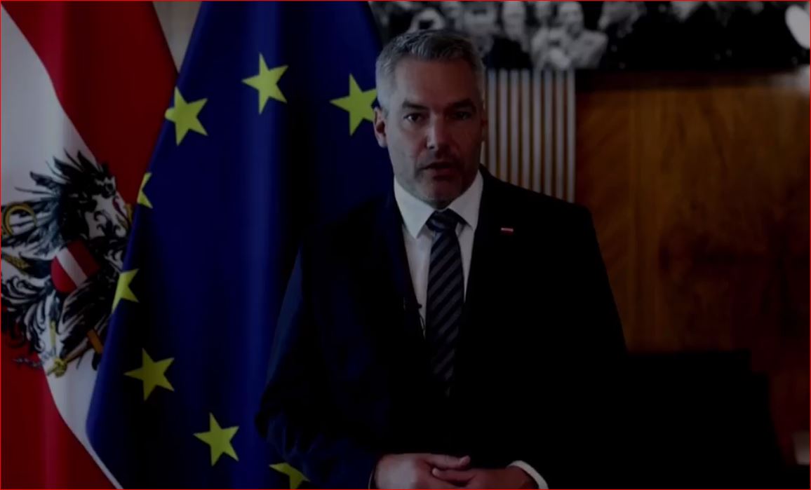 Mesazhi i kancelarit austriak për qytetarët në sheshin “Skënderbej”: Europa nuk është e plotë pa Shqipërinë
