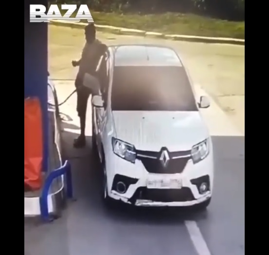 VIDEO/ Koka bën, koka pëson, çfarë i ndodhi këtij burri pasi ndezi çakmakun duke furnizuar makinën me karburant