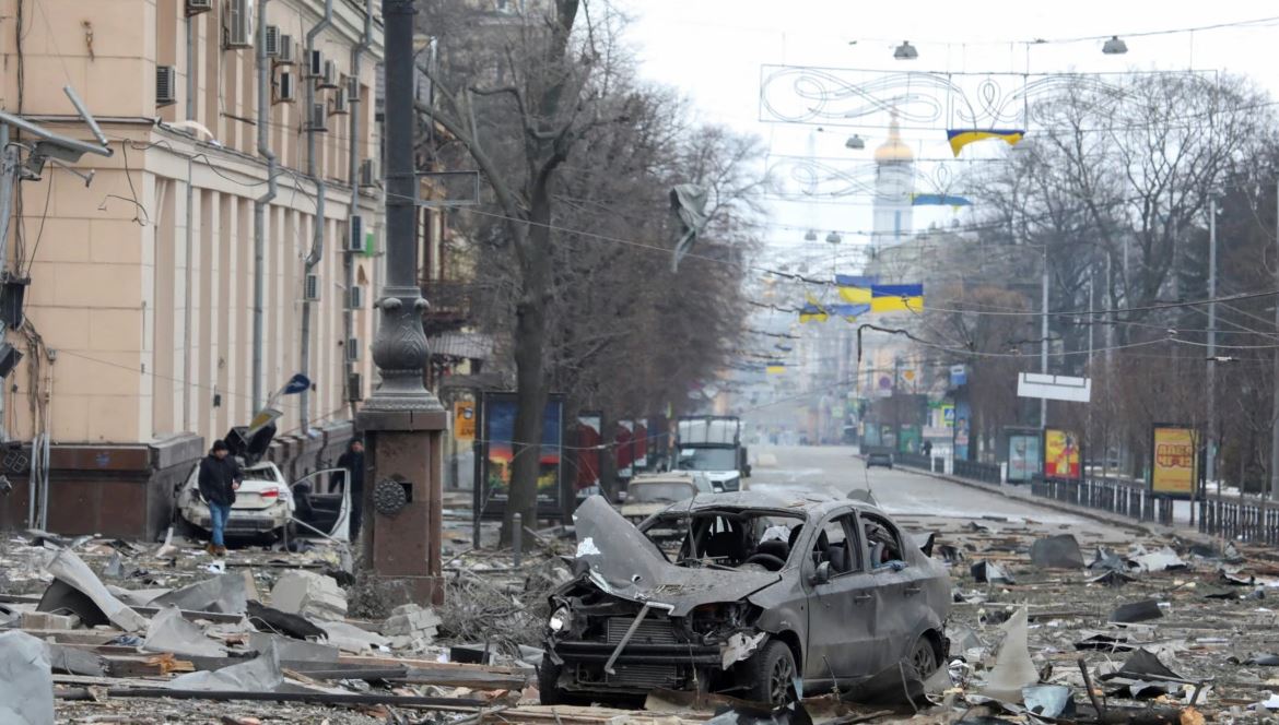 Rusët godasin civilët, sulm me raketa në Kharkiv