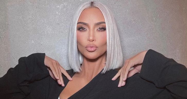 Kim Kardashian publikon videon natyrale, fansat i gjejnë plagët e operacioneve plastike