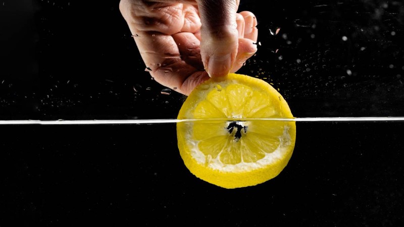 4 mënyra si ta përdorni lëkurën e limonit për pastrim