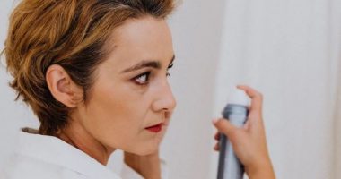 VIDEO/ E keni ditur gabim, eksperti tregon mënyrën e saktë se si të përdorni llakun e flokëve