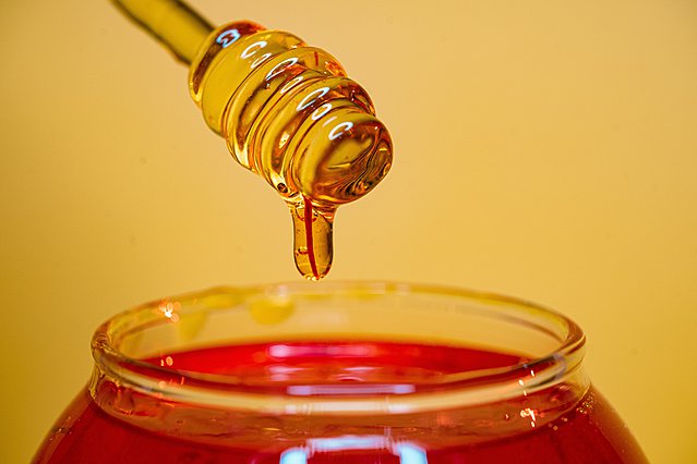 Si e lufton mjalti obezitetin?
