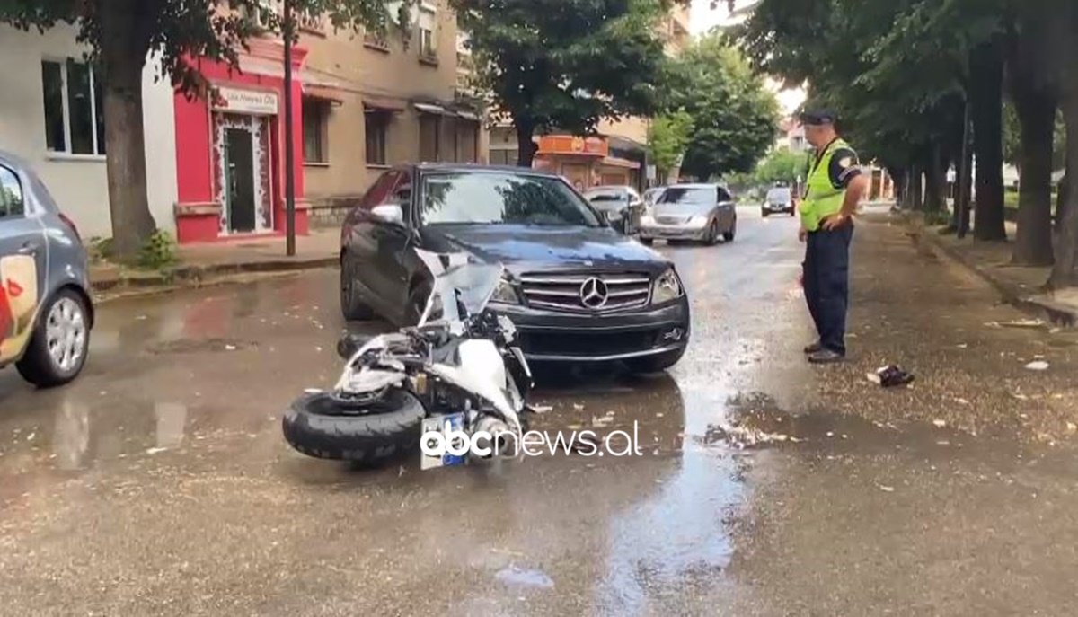 Aksident në Korçë, motori përplaset “kokë më kokë” me një “Benz”
