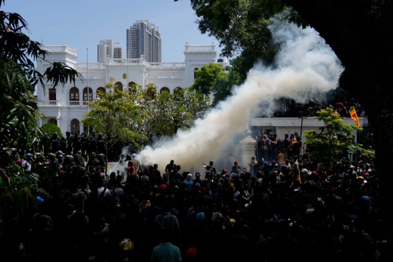 Pas rezidencës presidenciale dhe zyrës së kryeministrit, protestuesit në Sri Lanka i drejtohen parlamentit