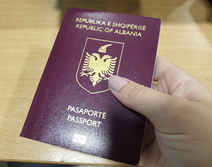 A e dini arsyen pse nuk ju lejohet të buzëqeshni në foton e pasaportës?
