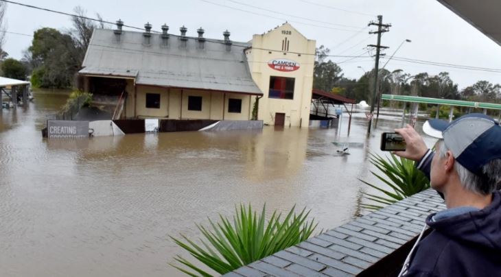Rrezik nga përmbytjet, mijëra njerëz braktisin shtëpitë në Australi