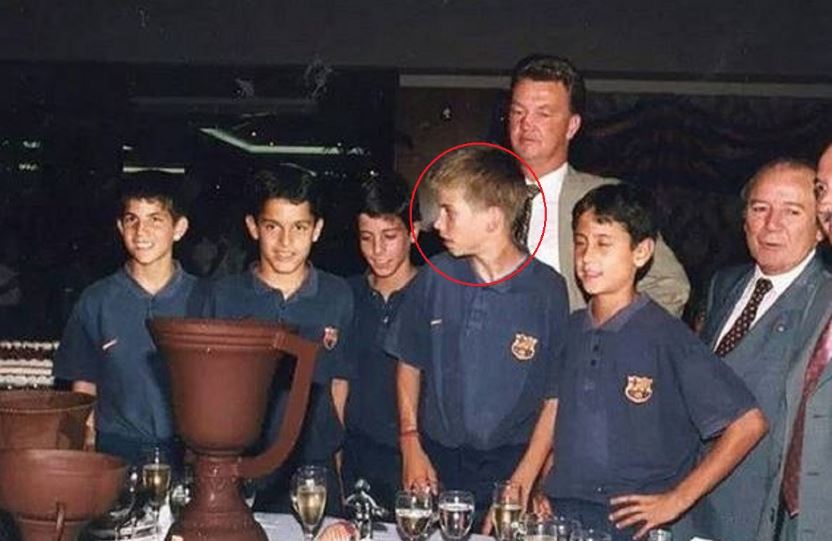 “Më shtyu dhe më tha që nuk jam i fortë për mbrojtës”, Pique tregon prapaskenat me Van Gaal