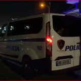 Tentuan të grabisnin biznesin gjatë natës në aksin Elbasan-Peqin, por kamerat e sigurisë “i bëjnë gropën” autorëve