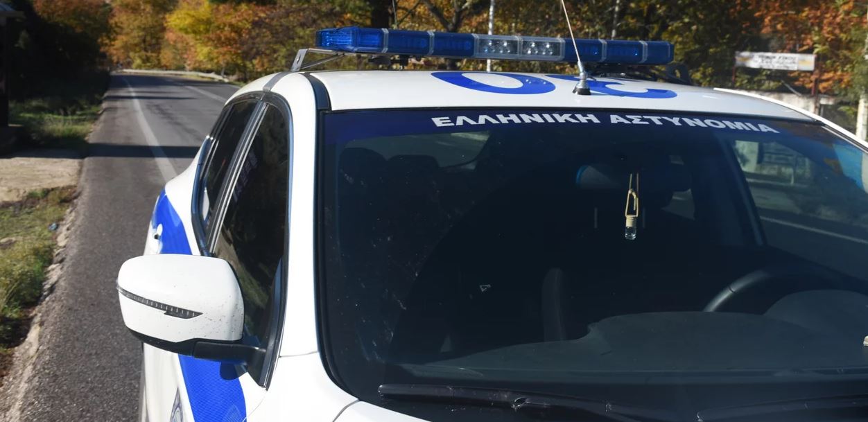 Adoleshenti shqiptar kërcënon me thikë 15-vjeçarin, nënë e bir arrestohen në Greqi