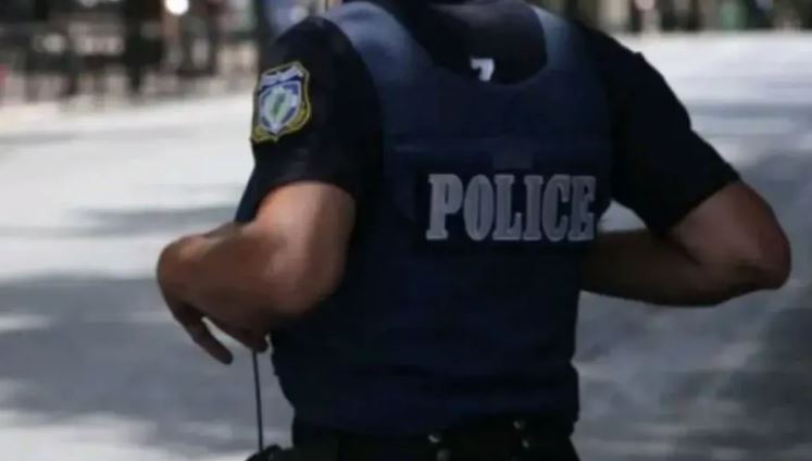 I bërtiti gruas se kishte blerë pelena të shtrenjta për fëmijën, arrestohet polici në Greqi