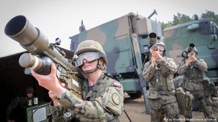 Polonia “nxjerr mësime” nga lufta në Ukrainë, shton armatimet