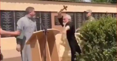 VIDEO/ Priftin rus e lënë nervat, sulmon me kryq klerikun ukrainas pas fjalëve që tha për Vladimir Putin