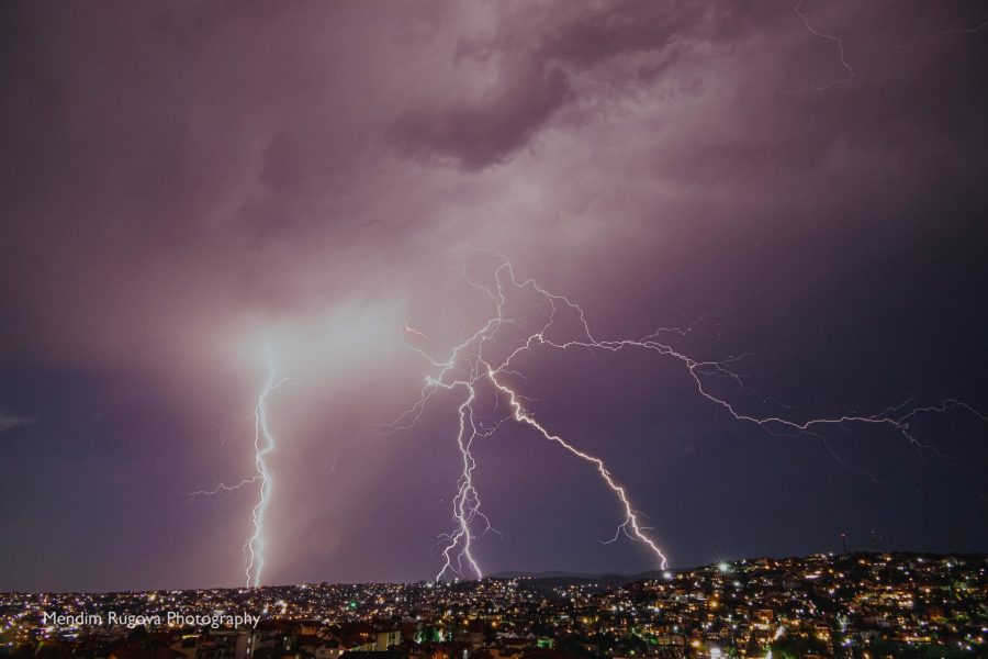 Shqipëria po “digjet”, mot i çmendur në Kosovë, përmbytje në jug, rrufetë “ndezin” Prishtinën