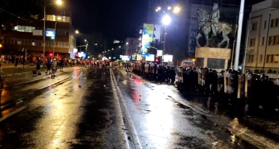 47 policë të lënduar nga protestat e dhunshme në Shkup, dy në gjendje të rëndë