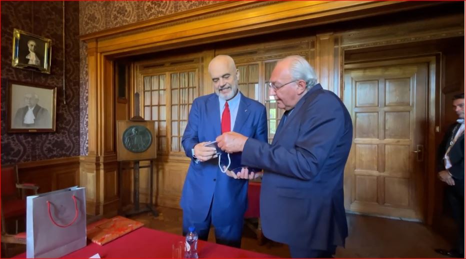 VIDEO/ Rama merr dhuratë për ditëlindje nga zëvendës Presidenti i Gjykatës së Hagës