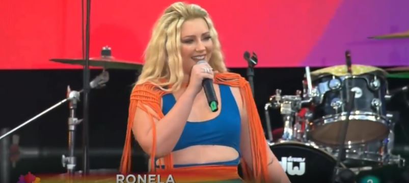 “Njerëzit kënduan sërish shqip me Sekret”, Ronela iu “tërheq veshin” kritikëve: Në Spanjë nuk u morën me veshjen time
