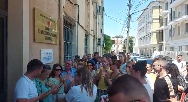 Lirohet ish-shefi i Rendit dhe 13 punonjës të Policisë, duartrokitje para gjykatës në Shkodër