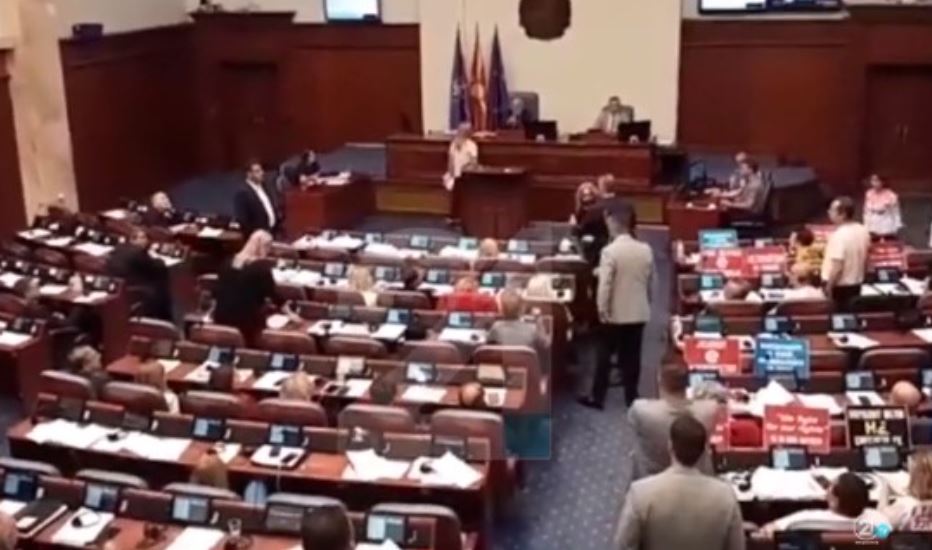 VIDEO/ Propozimi francez, incident në Kuvendin e RMV-së: Përplasen dy deputetë