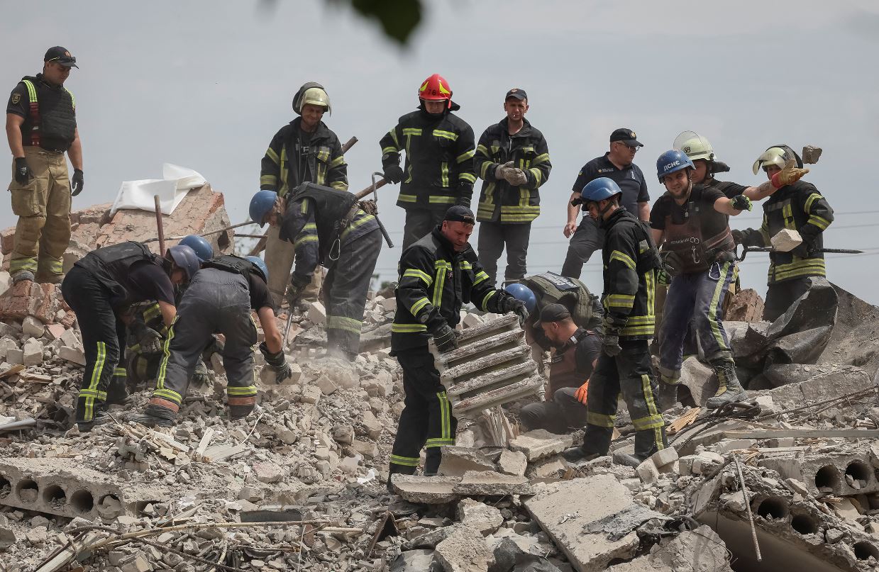 Rusët sulmuan godinën e banimit, shkon në 29 numri i të vdekurve