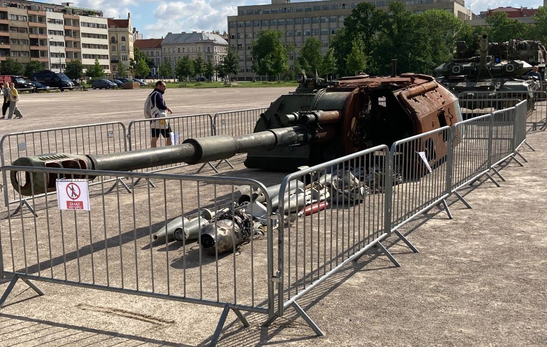 Tanket ruse të shkatërruara ekspozohen në Pragë