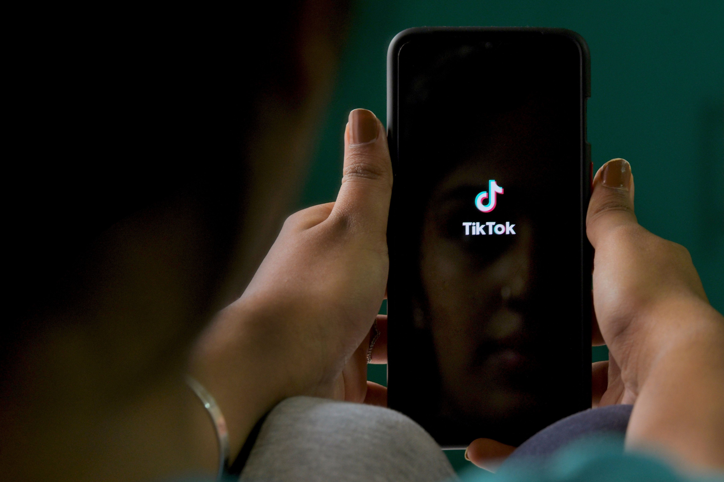 Dy vajzat e reja humbën jetën nga sfida në TikTok, familjarët padisin kompaninë: Investojnë në përmbajtje të rrezikshme